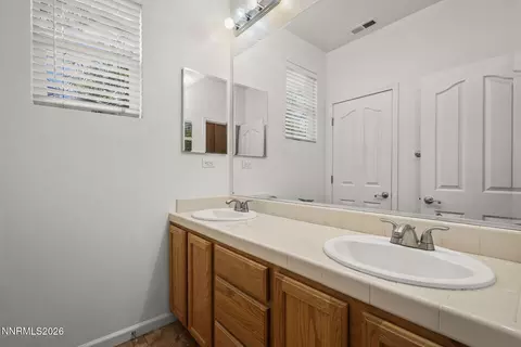 Bath - 401 Alysheba Ct, Reno, NV 89521 photo 2 of 3