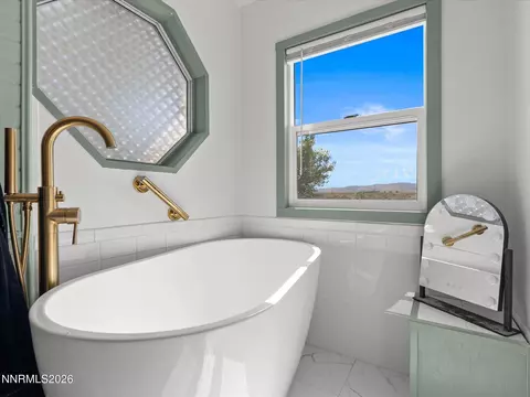 Bath - 4320 Margoree Ln, Fallon, NV 89406 photo 3 of 4