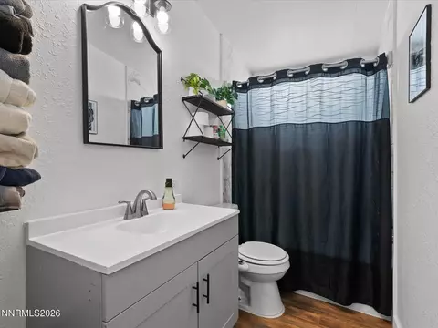 Bath - 4320 Margoree Ln, Fallon, NV 89406 photo 4 of 4