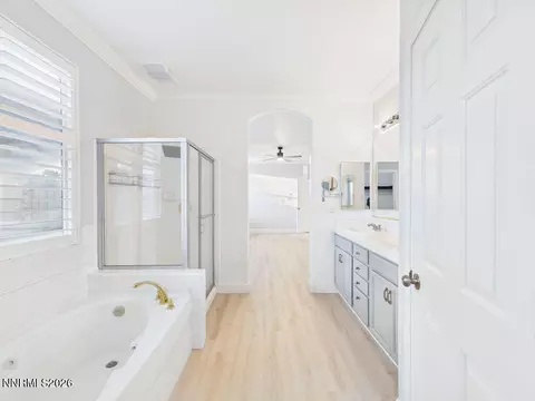 Bath - 10443 Summershade Ln, Reno, NV 89521 photo 3 of 4