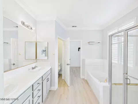 Bath - 10443 Summershade Ln, Reno, NV 89521 photo 1 of 4