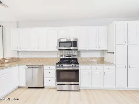 Kitchen - 10443 Summershade Ln, Reno, NV 89521 photo 5 of 6