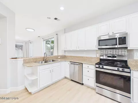 Kitchen - 10443 Summershade Ln, Reno, NV 89521 photo 4 of 6