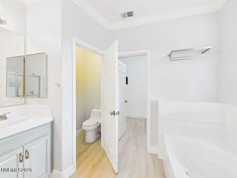 Bath - 10443 Summershade Ln, Reno, NV 89521 photo 2 of 4