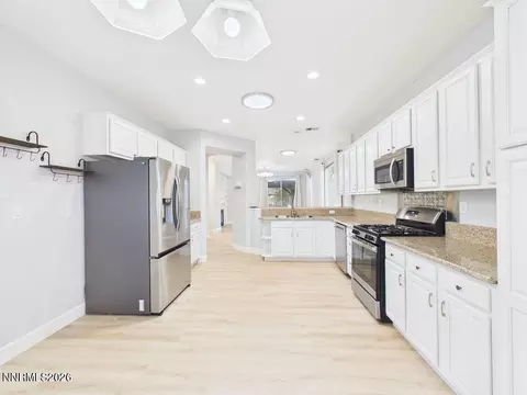 Kitchen - 10443 Summershade Ln, Reno, NV 89521 photo 3 of 6