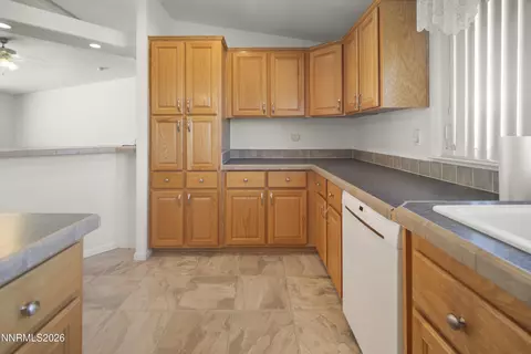 Kitchen - 4301 Horseshoe Dr, Fallon, NV 89406 photo 4 of 5
