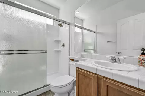 Bath - 460 Alysheba Ct, Reno, NV 89521 photo 5 of 7