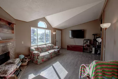 Living - 4615 Aurora Ave, Winnemucca, NV 89445 photo 3 of 4