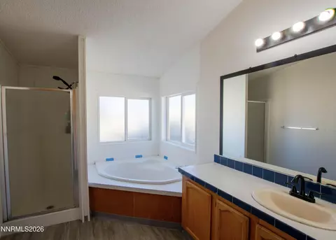 Bath - 4615 Aurora Ave, Winnemucca, NV 89445 photo 2 of 3