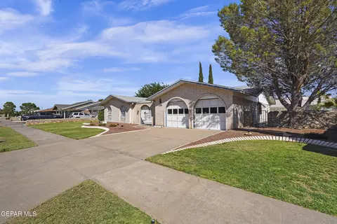3704 Roslyn Dr, Horizon City, TX 79928