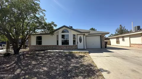 425 Las Palomas Dr, Horizon City, TX 79928