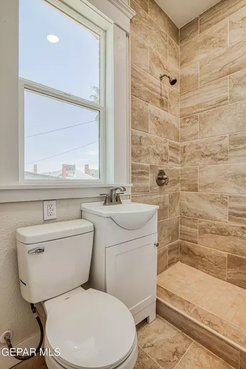 Bath - 308 E River Ave, El Paso, TX 79902 photo 3 of 3