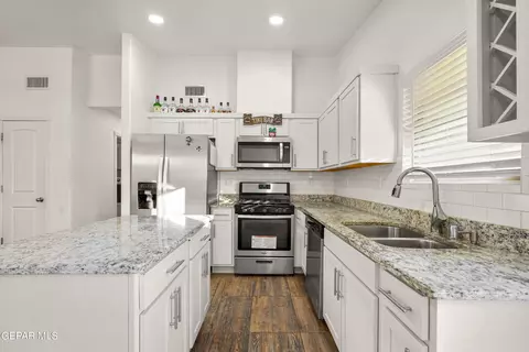 Kitchen - 15152 Method Ave, El Paso, TX 79938 photo 2 of 4