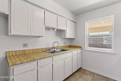 Kitchen - 10433 Lambda Dr, El Paso, TX 79924 photo 2 of 5