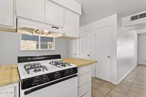 Kitchen - 10433 Lambda Dr, El Paso, TX 79924 photo 4 of 5