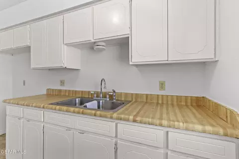 Kitchen - 10433 Lambda Dr, El Paso, TX 79924 photo 3 of 5