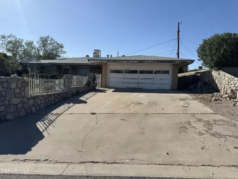 131 Crown Point Dr, El Paso, TX 79912