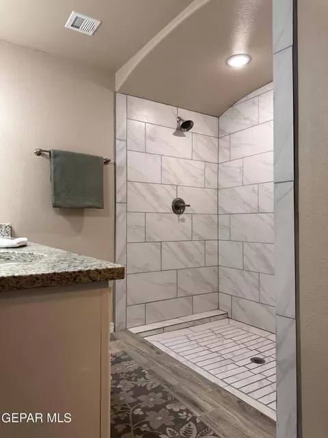 Bath - 1604 Poplar St, Anthony, TX 79821 photo 2 of 5