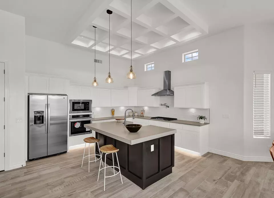 Kitchen - 1910 Concho Ct, El Paso, TX 79911 photo 7 of 22