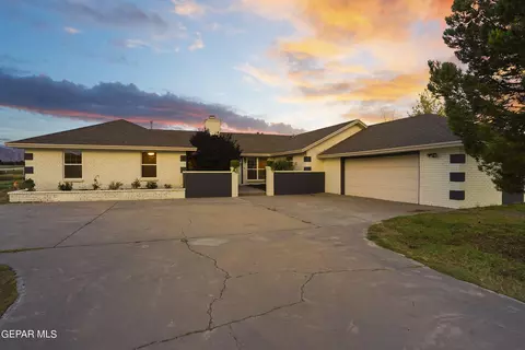 5445 Santa Teresita Dr, Santa Teresa, NM 88008