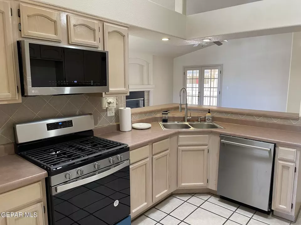 Kitchen - 12604 Setting Sun Dr, El Paso, TX 79938 photo 1 of 4