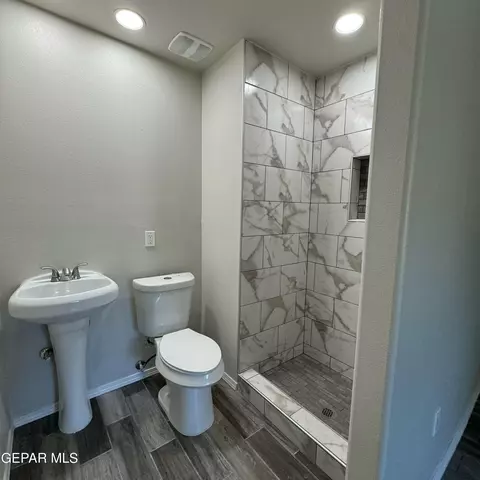 Bath - 15841 North Loop, Fabens, TX 79838 photo 1 of 1