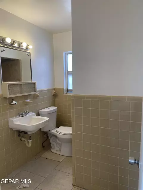 Bath - 231 Sofia Pl, El Paso, TX 79907 photo 3 of 3