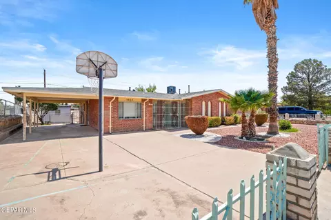 9825 Naomi Dr, El Paso, TX 79927