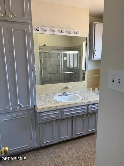 Bath - 649 Ramsgate Rd, El Paso, TX 79907 photo 2 of 2