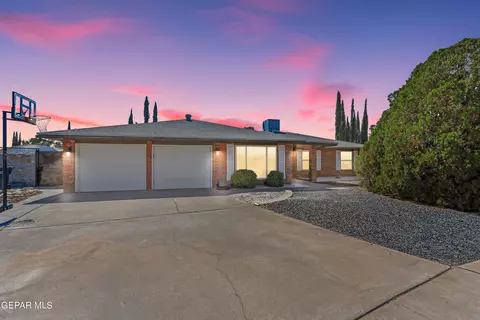 405 Penroy Ln, Horizon City, TX 79928