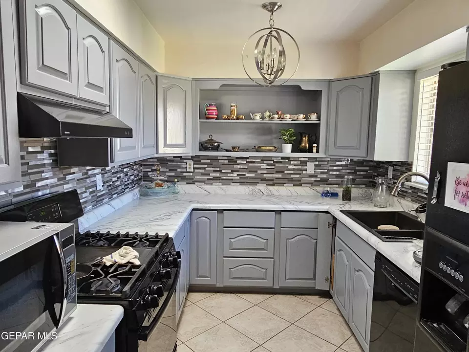 Kitchen - 9937 Bomarc St E, El Paso, TX 79924 photo 2 of 4