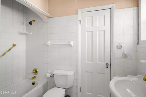 Bath - 620 Blacker Ave, El Paso, TX 79902 photo 7 of 12