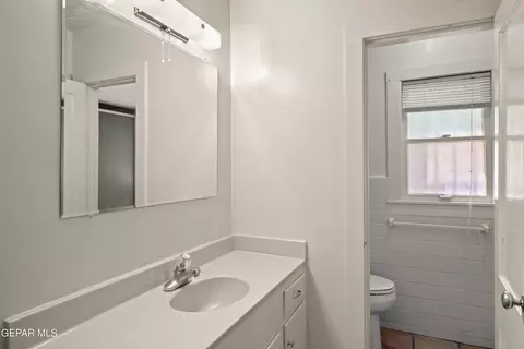 Bath - 620 Blacker Ave, El Paso, TX 79902 photo 10 of 12