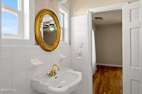 Bath - 620 Blacker Ave, El Paso, TX 79902 photo 9 of 12