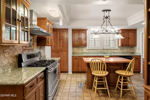 Kitchen - 620 Blacker Ave, El Paso, TX 79902 photo 5 of 5
