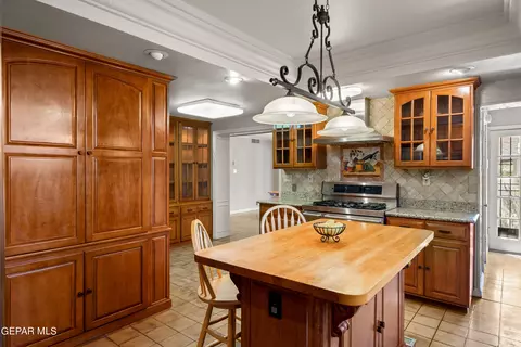 Kitchen - 620 Blacker Ave, El Paso, TX 79902 photo 2 of 5