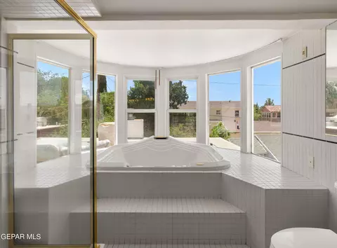 Bath - 620 Blacker Ave, El Paso, TX 79902 photo 5 of 12