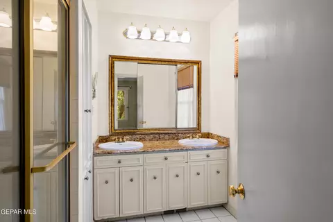 Bath - 620 Blacker Ave, El Paso, TX 79902 photo 2 of 12