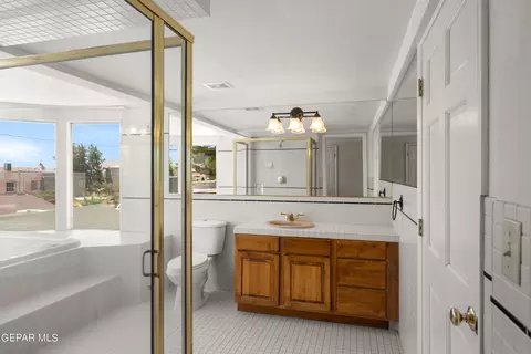 Bath - 620 Blacker Ave, El Paso, TX 79902 photo 4 of 12