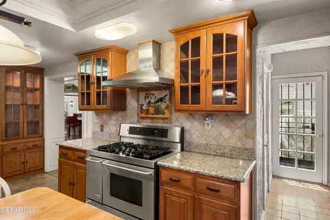 Kitchen - 620 Blacker Ave, El Paso, TX 79902 photo 4 of 5