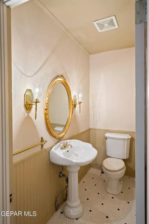 Bath - 620 Blacker Ave, El Paso, TX 79902 photo 1 of 12