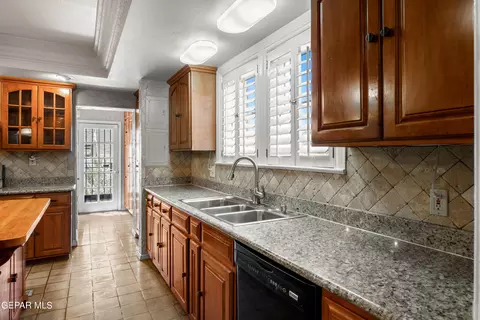 Kitchen - 620 Blacker Ave, El Paso, TX 79902 photo 1 of 5