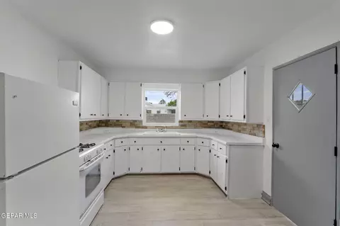 Kitchen - 239 Sofia Pl, El Paso, TX 79907 photo 1 of 5