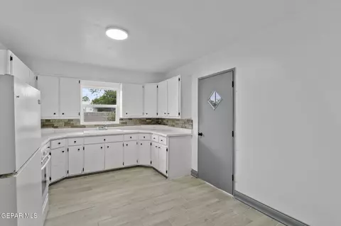 Kitchen - 239 Sofia Pl, El Paso, TX 79907 photo 3 of 5