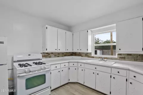 Kitchen - 239 Sofia Pl, El Paso, TX 79907 photo 2 of 5