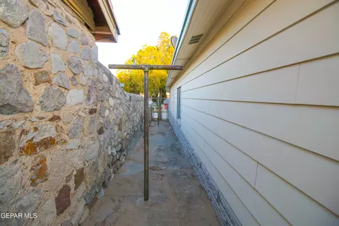 Exterior - 1213 Wright St, El Paso, TX 79902 photo 7 of 9
