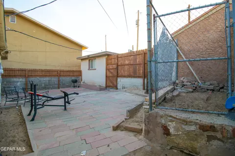 Exterior - 1213 Wright St, El Paso, TX 79902 photo 6 of 9