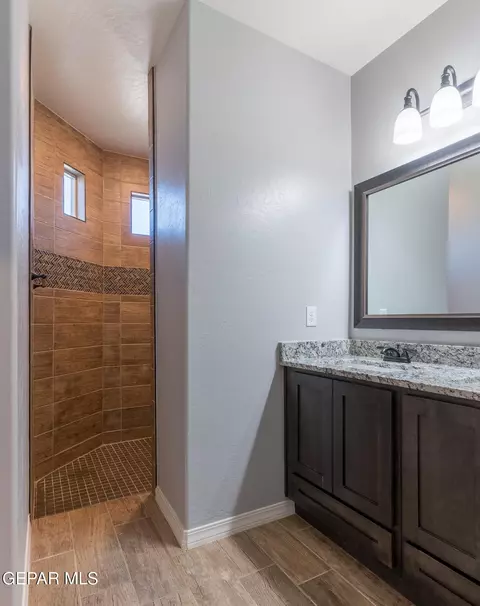 Bath - 572 Issa Cir, El Paso, TX 79932 photo 2 of 3