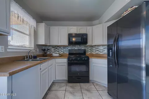Kitchen - 3441 Tierra Ruby Dr, El Paso, TX 79938 photo 3 of 4