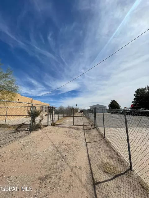 140 Pendale Rd, El Paso, TX 79907